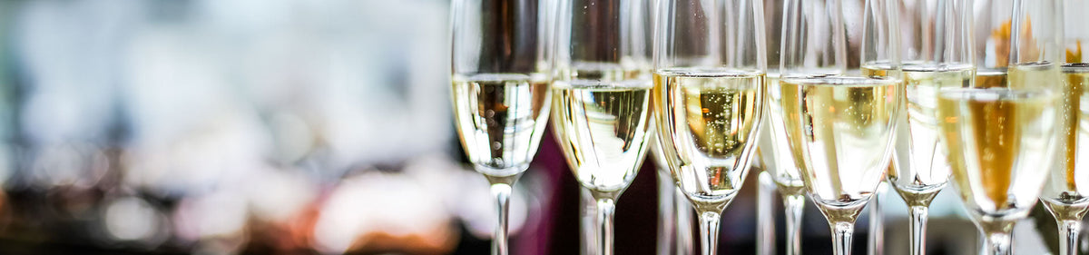 Mit Crémant gefüllte Sektgläser auf einem Tablett