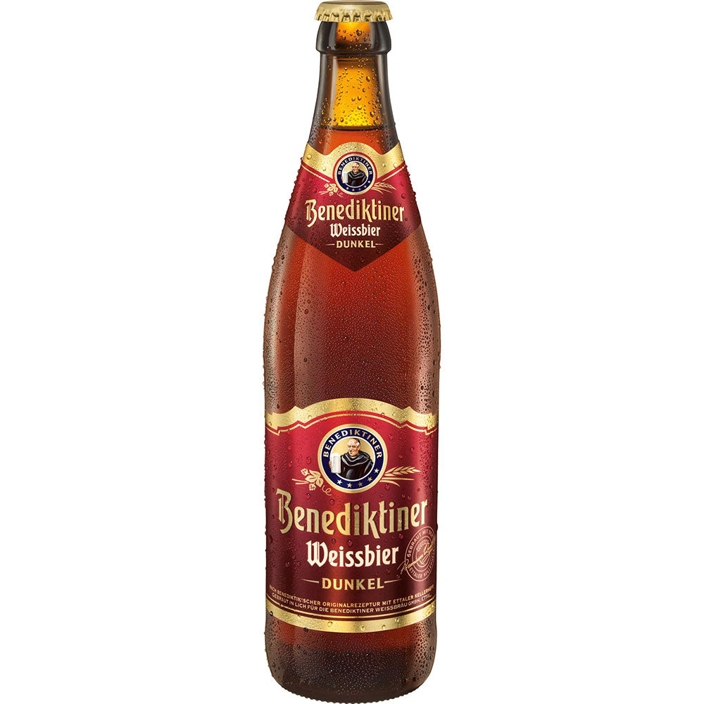 Eine Kiste Benediktiner Weißbier Dunkel 20x 0,5 Liter (MEHRWEG) von Benediktiner Weissbräu mit klassischen dunklen Hefeweizenflaschen mit roten und goldenen Etiketten auf weißem Hintergrund.