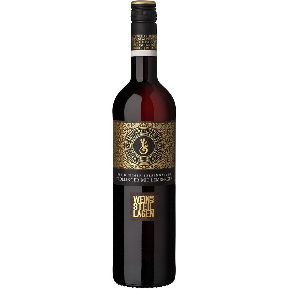 Felsengartenkellerei Besigheim Trollinger mit Lemberger feinherb 2024 ist ein württembergischer Rotwein mit goldenem und schwarzem Etikett, der ein raffiniertes Geschmackserlebnis bietet.