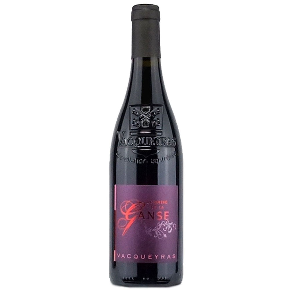 Der Domaine de la Ganse Vacqueyras 2022 von Domaine de la Ganse, der aus Grenache- und Syrah-Trauben hergestellt wird, besticht durch sein violettes Etikett.