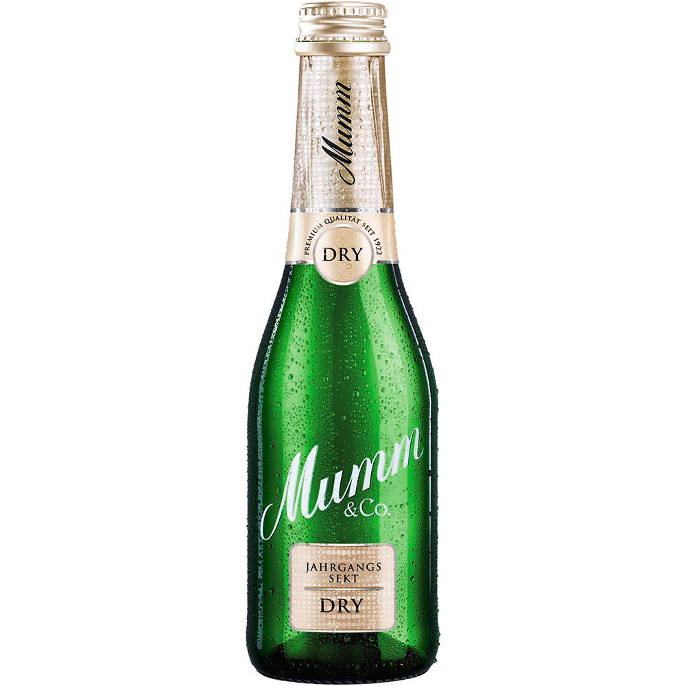 Eine gekühlte grüne 0,2-Liter-Flasche Mumm Dry Sekt trocken von Mumm bietet ein erfrischendes, fruchtiges und trockenes Schaumweinerlebnis.
