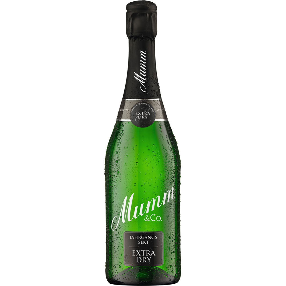 Eine grüne 0,75L Flasche Mumm Extra Dry Sekt, im extra trockenen Stil, mit Kondenswasser und schwarzen Etiketten der Marke Mumm.