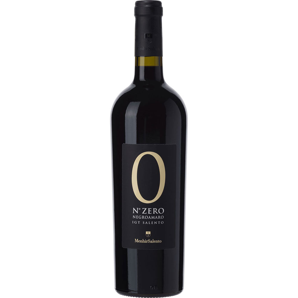 Eine Flasche Vini Menhir Salento N* ZERO Negroamaro IGT Salento 2024 Rotwein von Vini Menhir Salento, mit einem schwarzen Etikett mit einer großen goldenen 0.