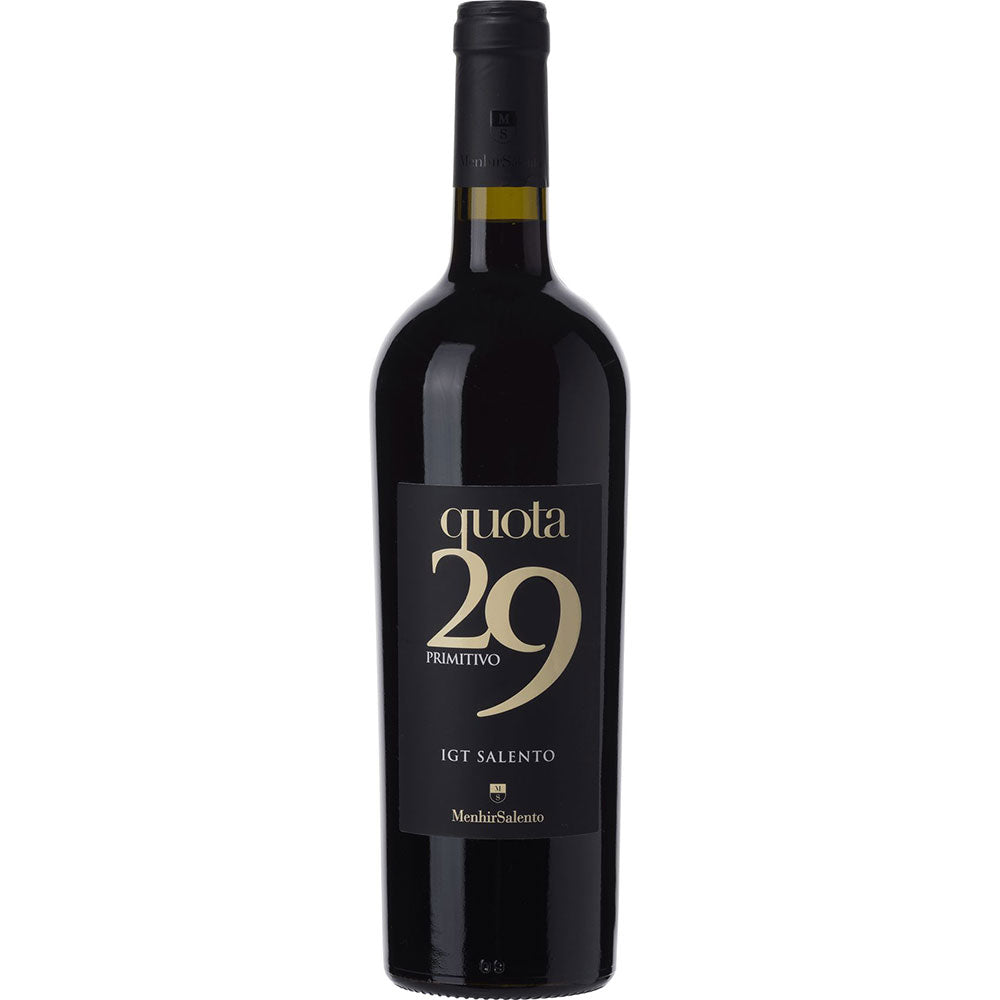 Eine Flasche Vini Menhir Salento Quota 29 Primitivo IGT Salento 2023 mit schwarzem Etikett und goldener Schrift auf weißem Hintergrund unterstreicht das edle italienische Erbe dieses eleganten Weins.