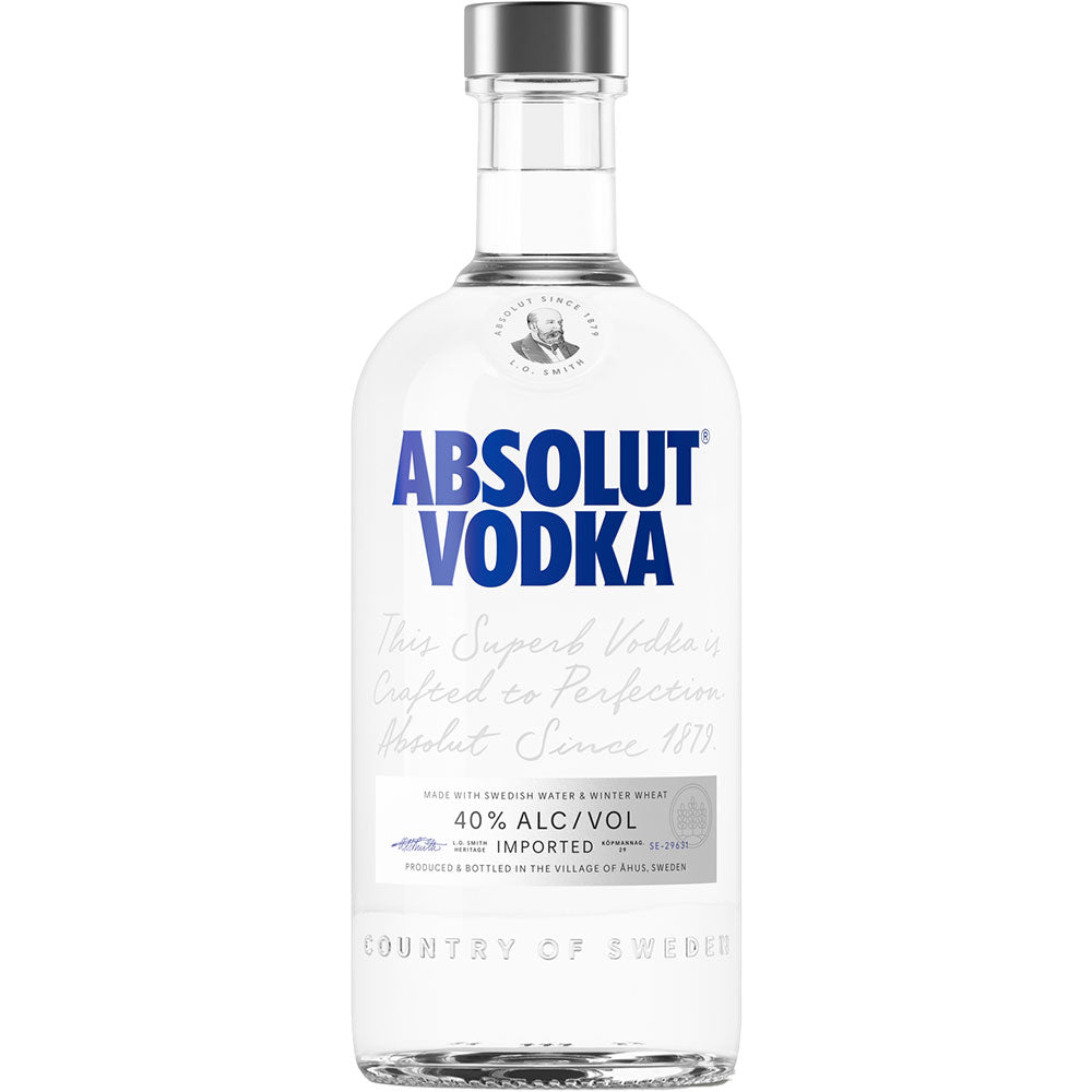 Eine 0,7-Liter-Flasche Absolut Vodka aus klarem Glas mit silbernem Verschluss und blauem Schriftzug; dieser bekannte schwedische Wodka wird aus Winterweizen hergestellt.