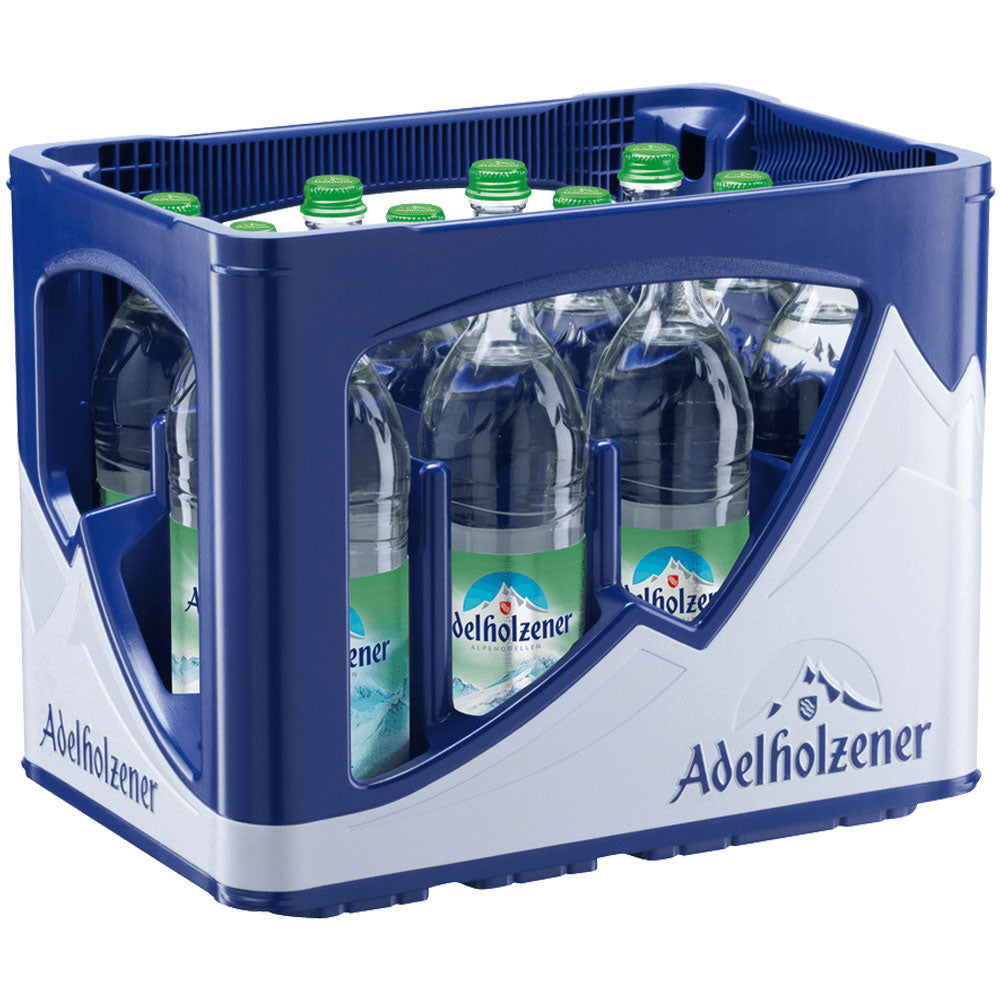 Eine blau-weiße Kiste enthält zwölf Flaschen Adelholzener Alpenquelle Mineralwasser Sanft (0,75 l, Mehrweg) mit grünem Verschluss, die den erfrischenden Geschmack von Alpenquellwasser bieten.