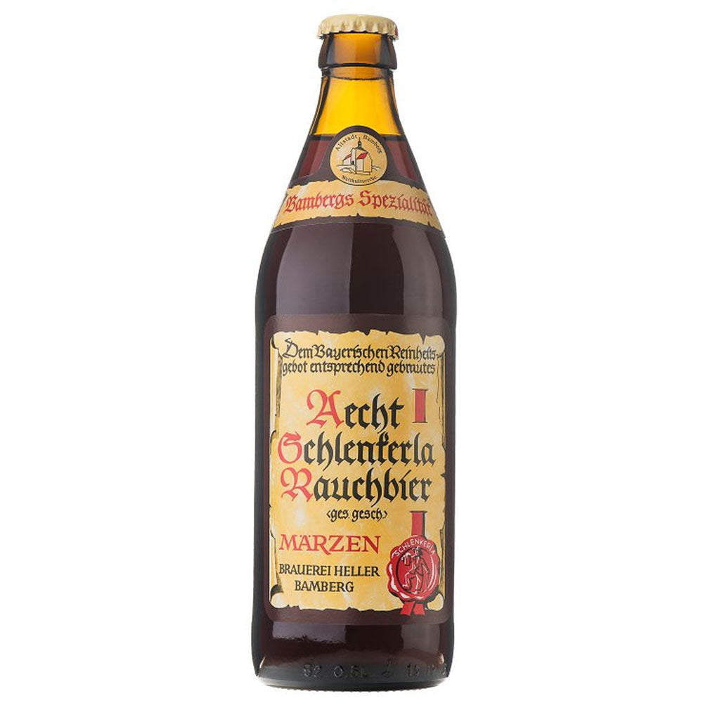 Eine 0,5-Liter-Flasche Schlenkerla Aecht Schlenkerla Rauchbier Märzen (MEHRWEG), eine klassische Bamberger Spezialität, mit einem cremefarbenen und roten Etikett im Vintage-Stil. Erhältlich in einer 20er-Packung.