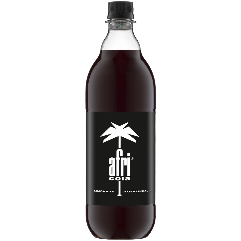 Eine 1-Liter-PET-Flasche Afri Cola (12er-Packung MEHRWEG) der kultigen deutschen Marke mit schwarzem Etikett mit weißem Palmenlogo und fettgedruckter weißer Schrift.