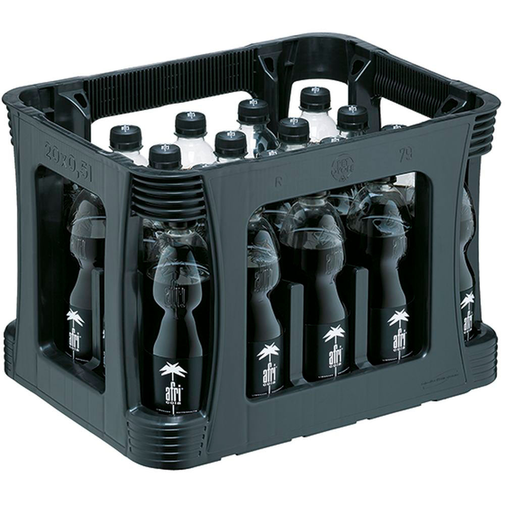 Schwarze Kiste mit zwanzig 0,5-Liter-PET-Flaschen Afri Cola (Einweg), jede mit dem ikonischen weißen Palmen-Etikett versehen und mit einem Koffeinschub von 10 mg pro Flasche.
