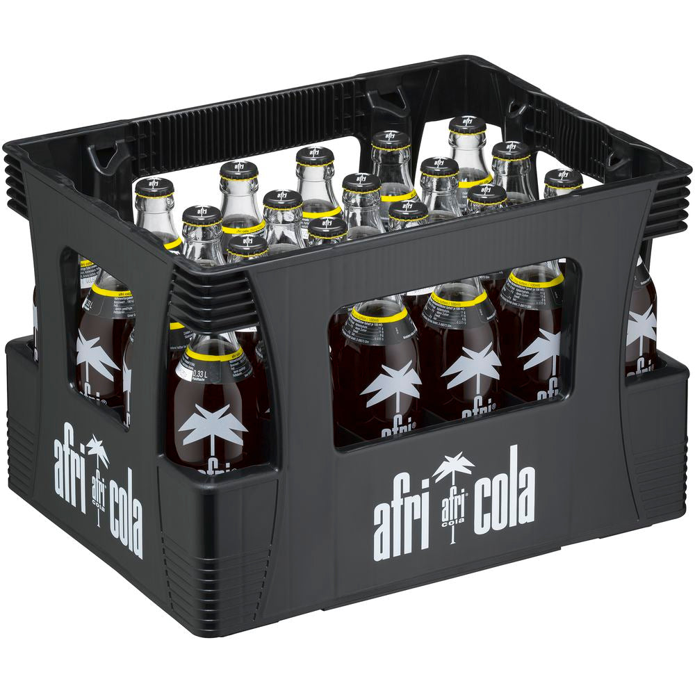 Eine schwarze Kiste enthält 24 Glasflaschen Afri Cola 25 (0,33 l, MEHRWEG) mit weißem Palmenlogo und gelbem Verschluss - ideal für Fans des einzigartigen Geschmacks und des hohen Koffeingehalts von Afri Cola.