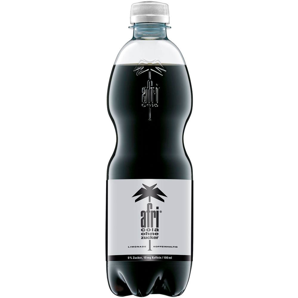 Eine Flasche Afri Cola ohne Zucker PET 0,5L (EINWEG) - kalorienfrei, zuckerfrei, mit weißem Label und schwarzem Logo.
