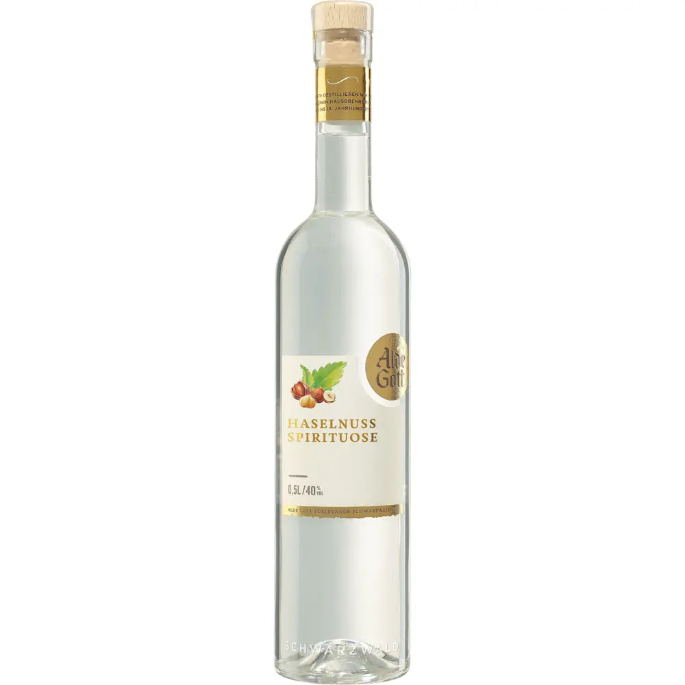 Alde Gott Haselnuss Spirituose 40% (0,5L) von Alde Gott Edelbrände Schwarzwald ist eine hochwertige Klarglasflasche mit Korken und goldenem Etikett, auf dem Haselnüsse und grüne Blätter abgebildet sind - eine echte Schwarzwälder Tradition.