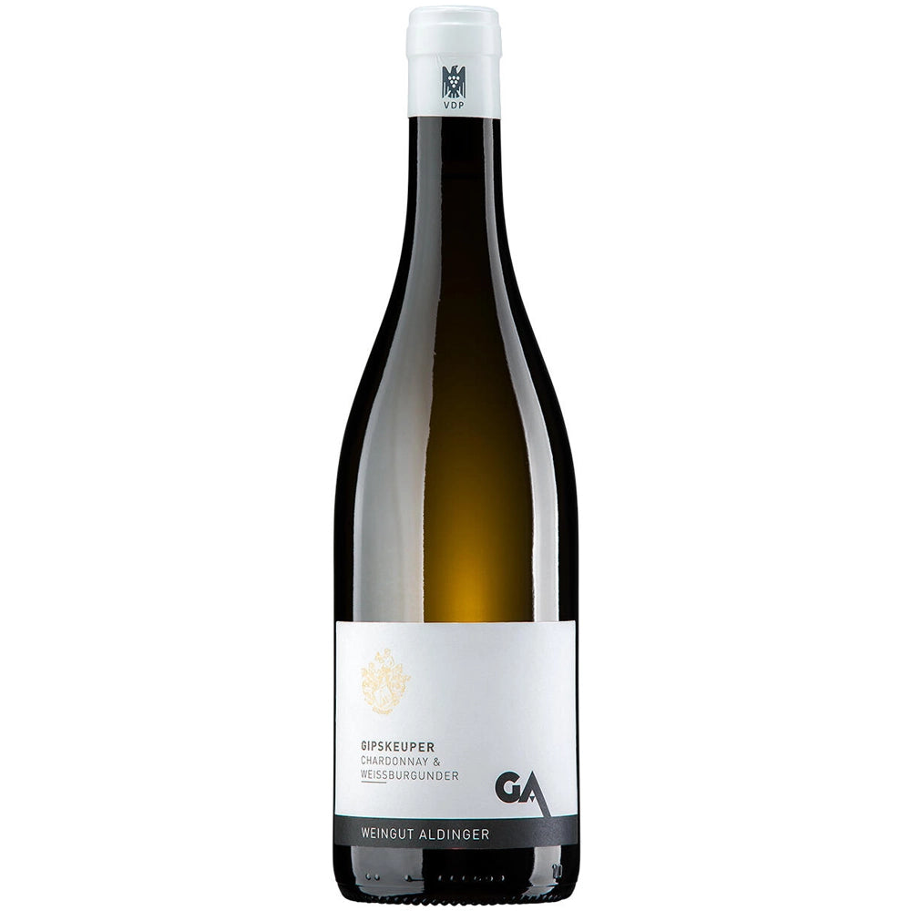 Eine Flasche „Aldinger Gipskeuper Weißburgunder & Chardonnay Reserve 2023“ mit weißem Etikett und weißem Verschluss, isoliert vor weißem Hintergrund.