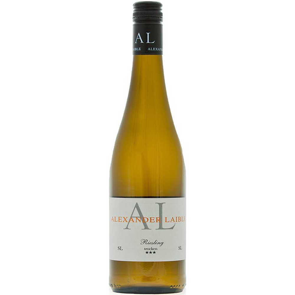 Eine Flasche Alexander Laible Riesling SL 3* trocken 2024 mit weißem Etikett und schwarzem Verschluss auf weißem Grund.