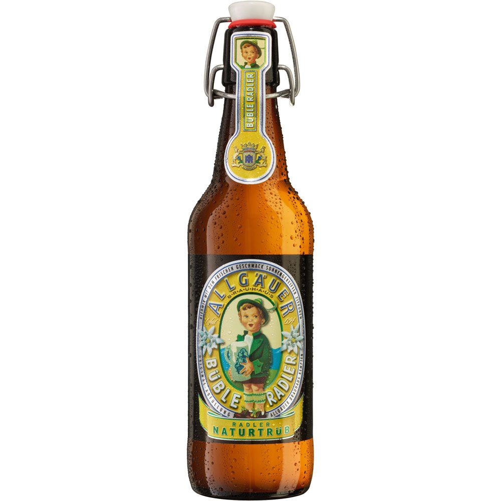 Eine Braunglasflasche Allgäuer Büble Radler Naturtrüb 0,5L (MEHRWEG) von Allgäuer Büble mit Bügelverschluss und Etikett im Vintage-Stil, auf dem ein Kind abgebildet ist; erhältlich im 20er-Pack.