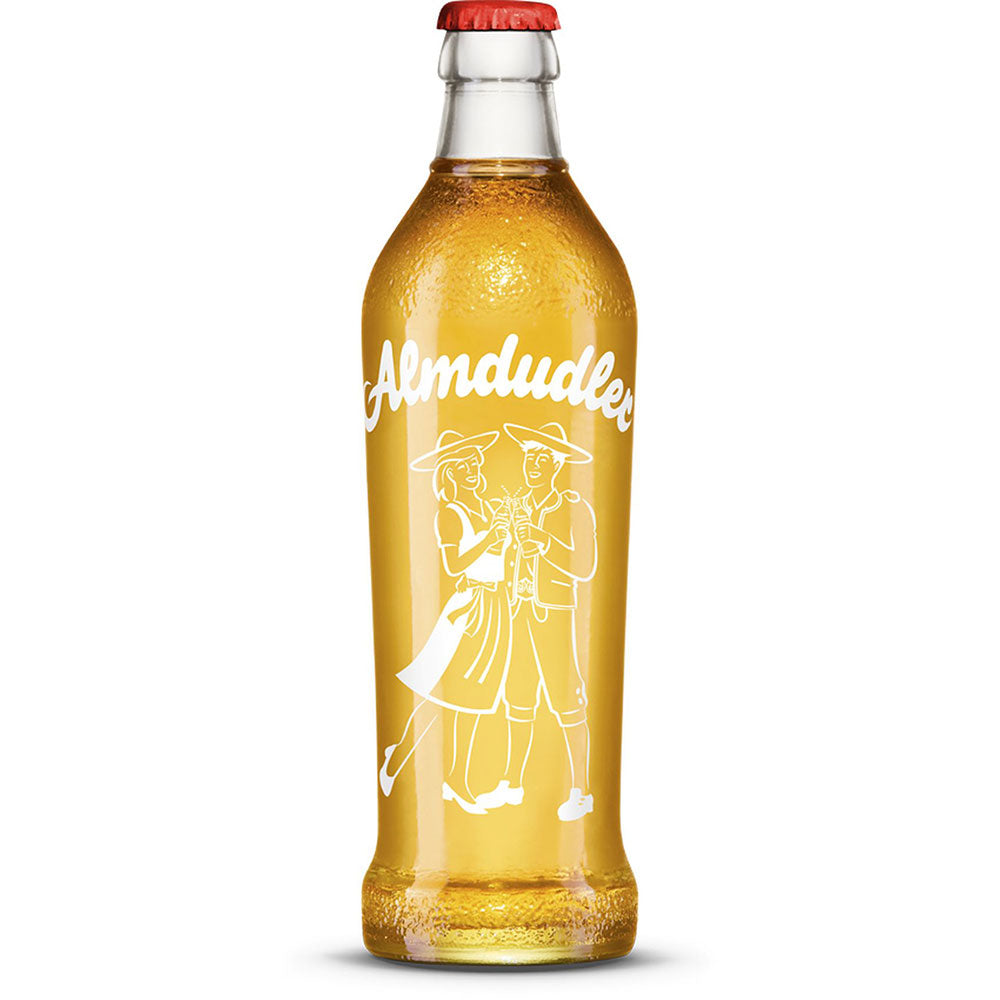 Eine 0,35L Almdudler Glasflasche (MEHRWEG) zeigt eine weiße Illustration eines Mannes und einer Frau in traditioneller Kleidung, hergestellt mit natürlichen Inhaltsstoffen und Alpenkräutern. Wird im 24er-Pack geliefert.