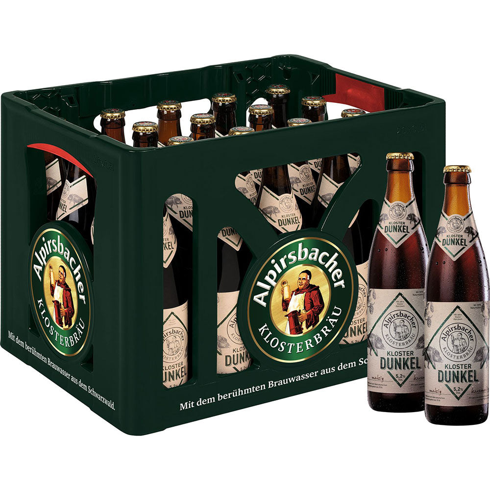 Eine Kiste Alpirsbacher Klosterbräu Alpirsbacher Kloster Dunkel 20x 0,5L (MEHRWEG) Flaschen mit zwei dunklen Klosterbierflaschen davor.