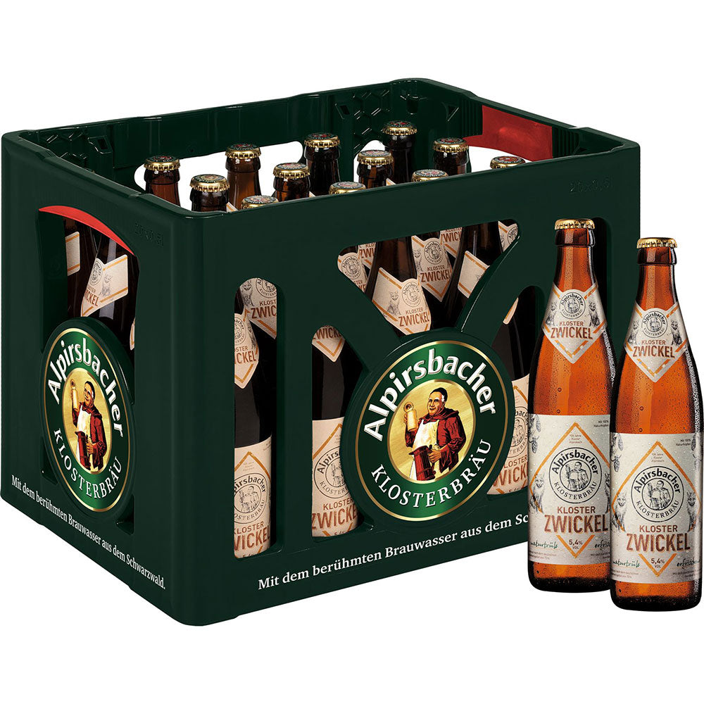 Eine Kiste Alpirsbacher Klosterbräu Kloster-Zwickel Naturtrüb 20x0,5L (MEHRWEG) mit zwei vorgestellten Flaschen.