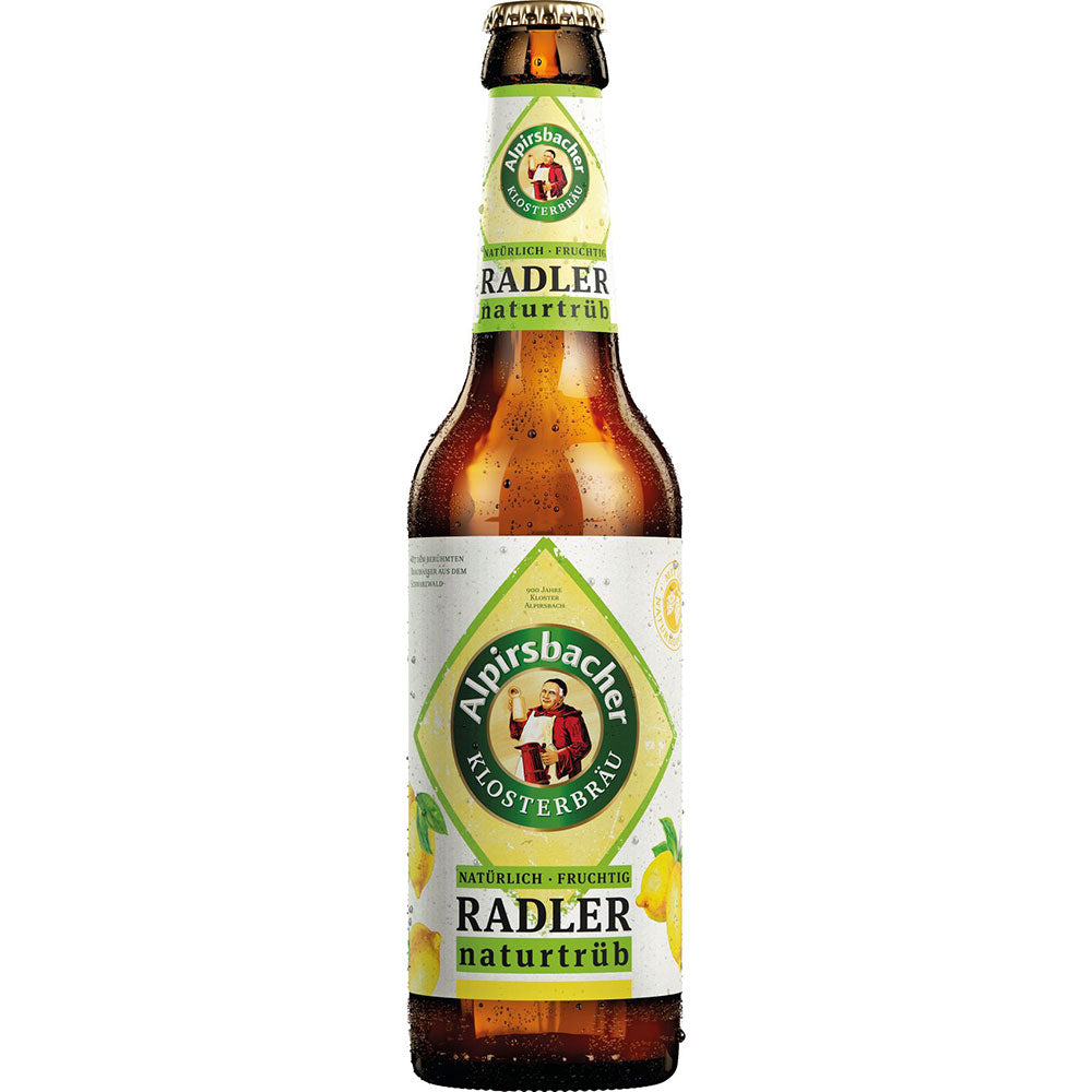 Eine 0,33-Liter-Flasche Alpirsbacher Klosterbräu Radler Natur, ein erfrischendes Biermischgetränk aus dem Schwarzwald mit Zitronen-Etikett, erhältlich im 24er-Pack (Mehrweg).