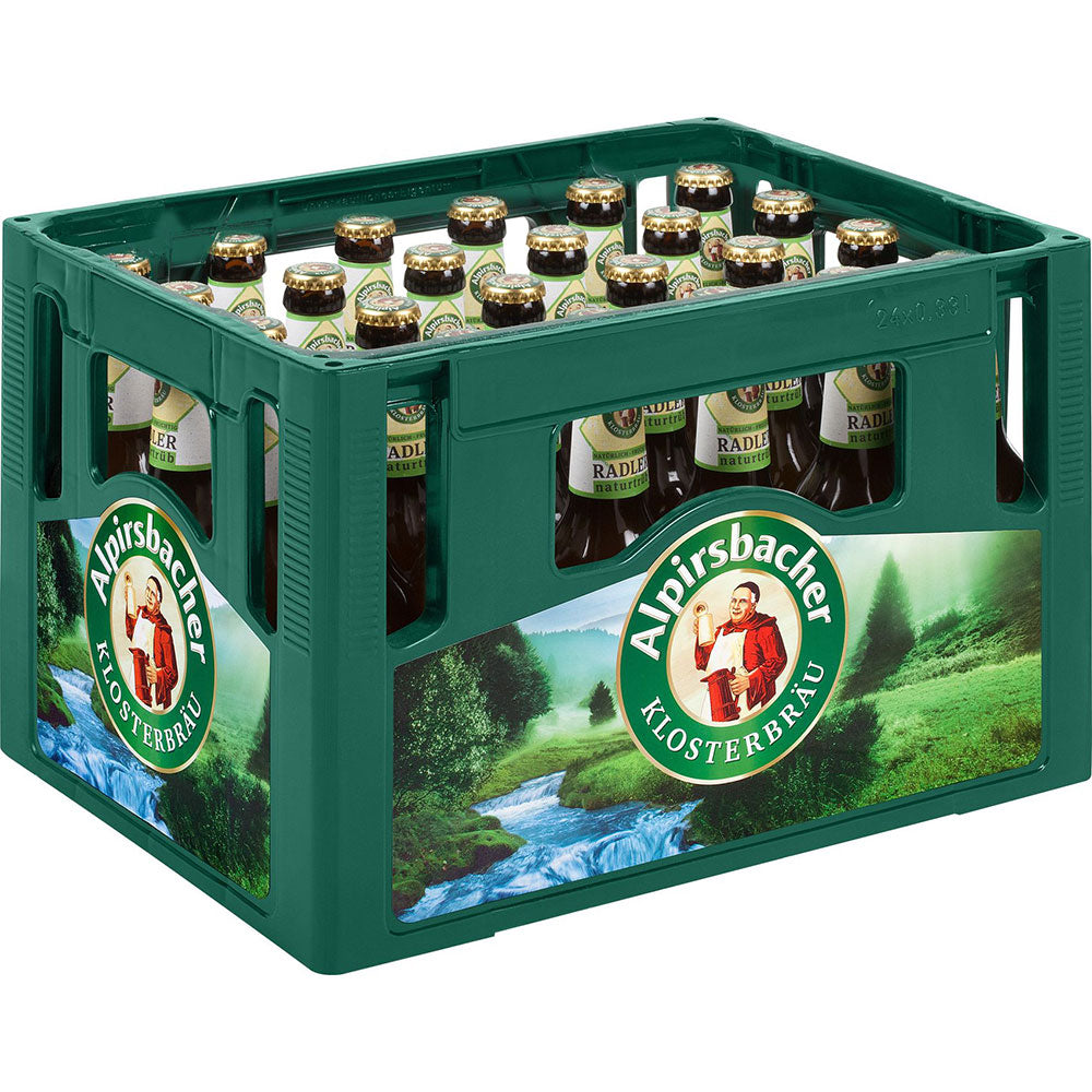 Ein grüner Kasten Alpirsbacher Klosterbräu mit 24 Flaschen Alpirsbacher Radler Natur 0,33L Mehrweg, jede mit einem malerischen Waldetikett.