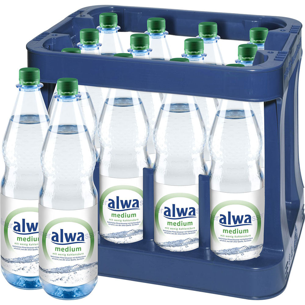 Eine blaue Kiste enthält zwölf 1-Liter-Flaschen alwa Mineralwasser Medium (Mehrweg) mit grünem Verschluss und weißem Etikett, die für ihren hohen Kalziumgehalt bekannt sind.