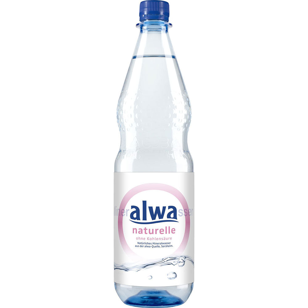 Die klare 1-Liter-PET-Flasche alwa Mineralwasser Alwa Naturell (MEHRWEG) mit blauem Verschluss und weißem Etikett bietet erfrischende, mineralstoffreiche Flüssigkeitszufuhr. Verpackt in einem 12x1L Multipack.