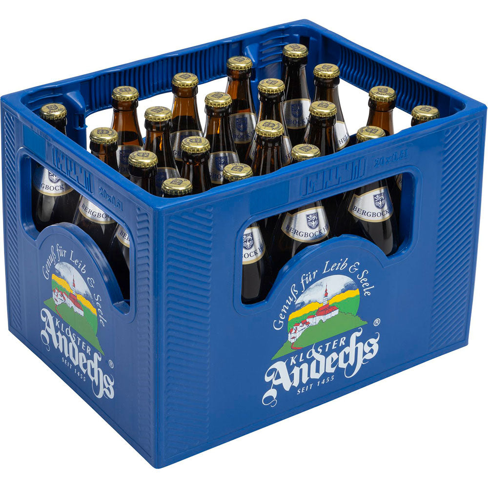 Eine blaue Kiste mit 20x0,5L Glasflaschen Kloster Andechs Andechser Bergbock Hell (Mehrweg), ein klassisches bayerisches Bockbier, mit unterschiedlichen Etiketten und Flaschenverschlüssen.