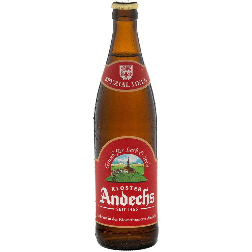 Eine braune Flasche Andechser Spezial Hell 20x 0,5 Liter (MEHRWEG) von Kloster Andechs, mit rotem Etikett und sichtbaren Kondensationstropfen.