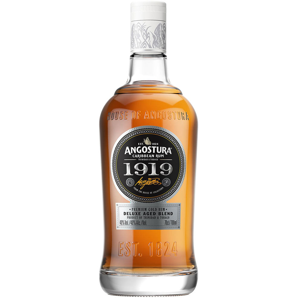 Eine 0,7L Flasche Angostura Rum 1919 8 Jahre, 40%, von Angostura, mit einem silbernen Etikett und bernsteinfarbener Flüssigkeit im Inneren.