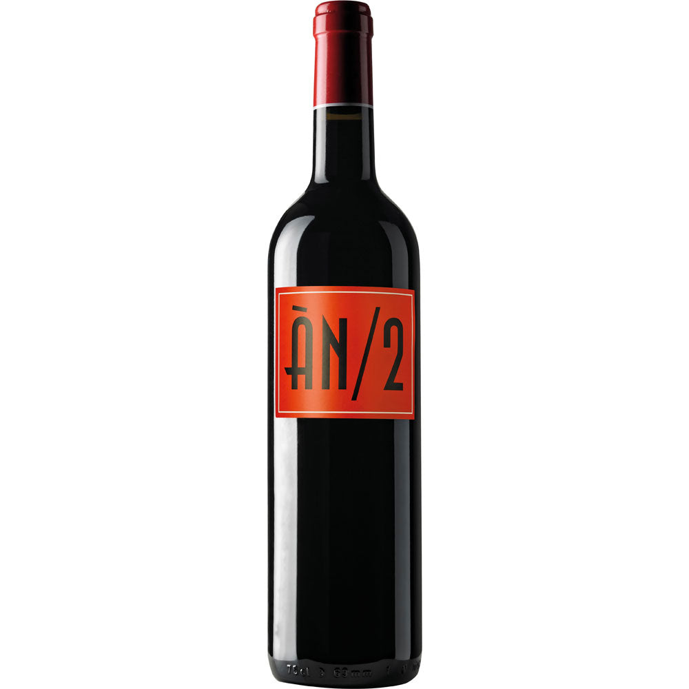 Der Ànima Negra AN/2 2022 von Ànima Negra, eine dunkle Weinflasche mit roter Folie und einem auffälligen "ÀN/2"-Etikett, ist ein hervorragender Rotwein aus Mallorca - ideal für jede Gelegenheit.