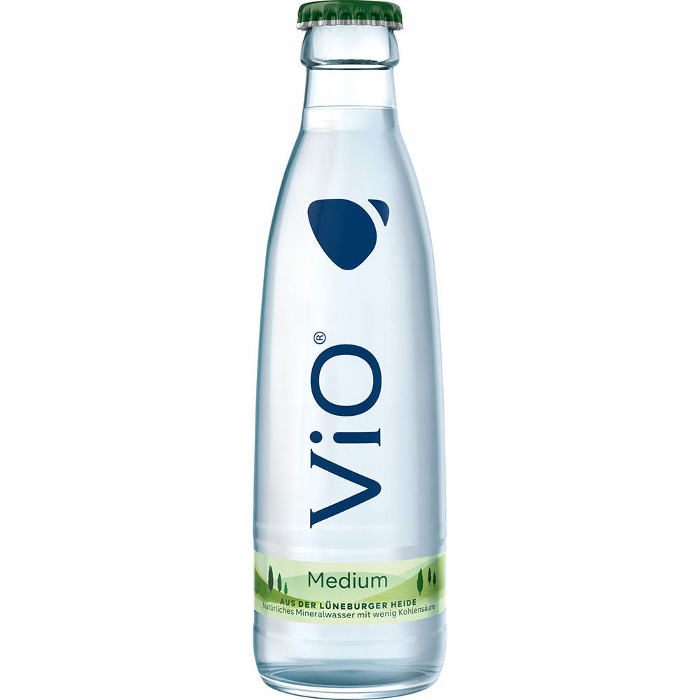 Die 0,25-Liter-Klarglasflasche ViO Gastro Medium Mineralwasser (ViO Mineralwasser) mit grünem Verschluss und Etikett bietet einen erfrischenden Geschmack und einen ausgewogenen Gehalt an Wasserstoffcarbonat; erhältlich in 24er-Mehrwegpackungen.