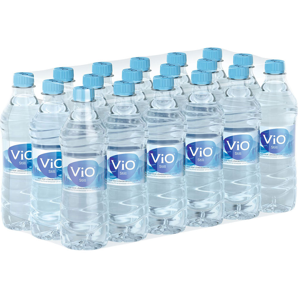 Eine erfrischend reine Wahl: ViO Mineralwasser PEW 18x0,5L (Einweg) Flaschen in vier Reihen angeordnet. Das natriumarme Wasser mit blauem Verschluss und Etikett ist ideal für jede Gelegenheit.