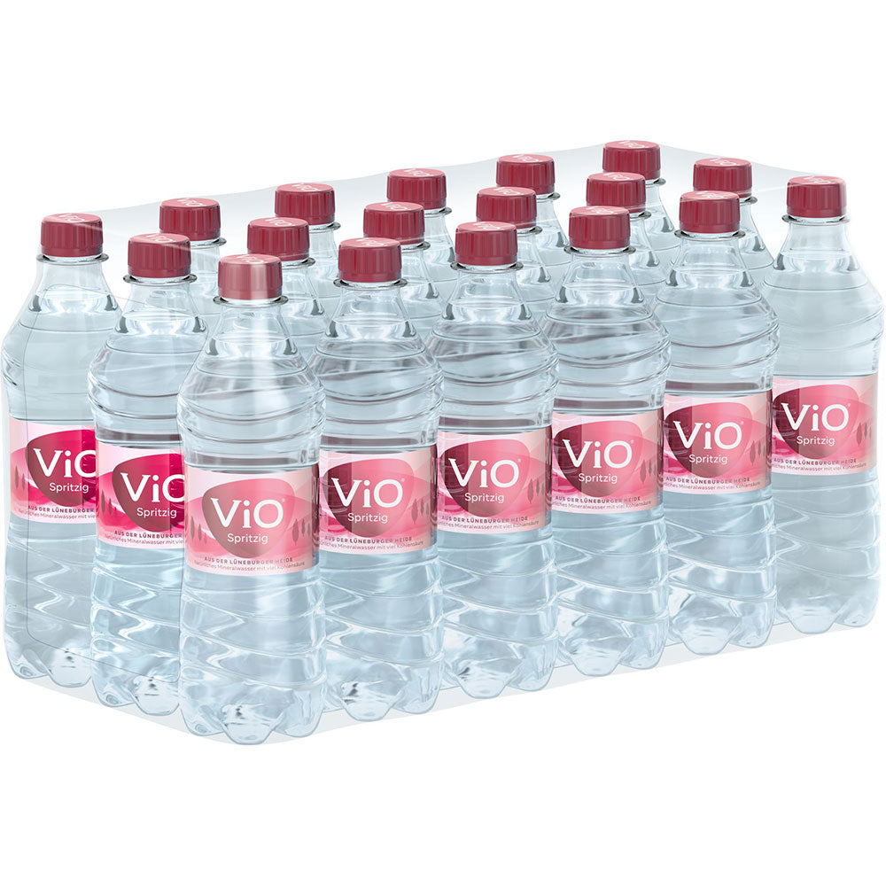 Ein 18er-Pack ViO Spritzig Mineralwasser (je 0,5 l, EINWEG), Sprudelflaschen von ViO, aufgereiht.