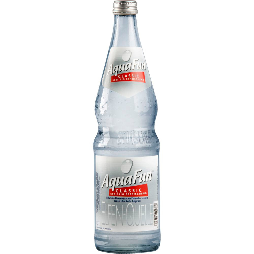 Eine Klarglasflasche Aqua Fun Classic 12x0,7L Mineralwasser von Aqua Fun, mit Kondenswasser und einem silbernen Etikett, fotografiert auf weißem Hintergrund. Stammt aus Haigerloch.