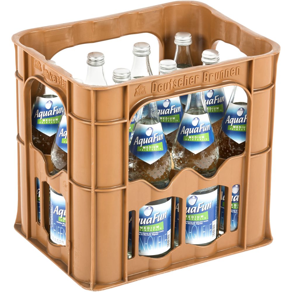 Brauner Kasten mit zwölf schräg gestellten Aqua Fun Medium 0,7L Glasflaschen (MEHRWEG) mit blauen Etiketten mit der Aufschrift natürliche Mineralisierung.