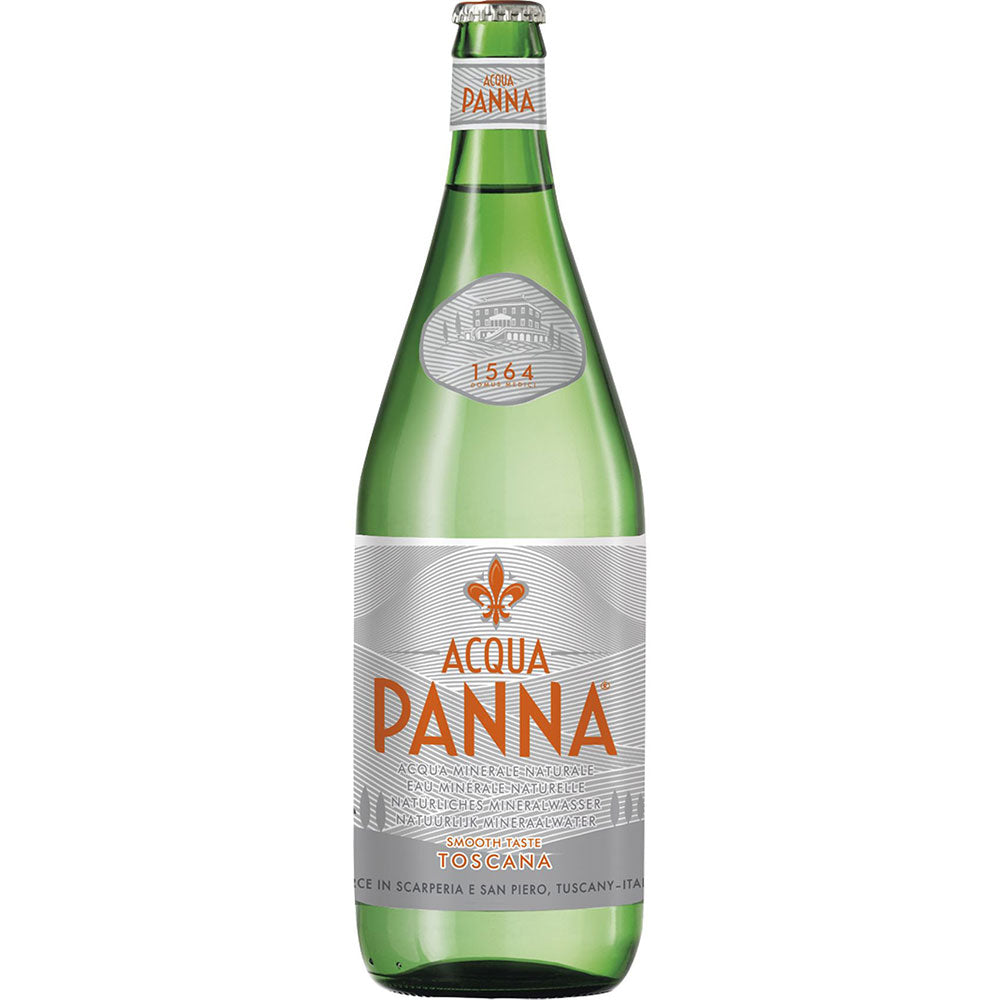 Eine grüne Glasflasche mit Acqua Panna Still 1L (MEHRWEG), natürliches Quellwasser, mit einem orangefarbenen und silbernen Etikett. Das Paket enthält 12 Flaschen.