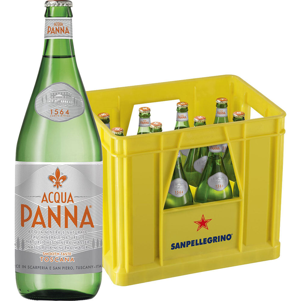 Eine Flasche Acqua Panna Still 12x 1 Liter (MEHRWEG) steht neben einer gelben Sanpellegrino-Kiste, die mit weiteren Flaschen gefüllt ist.