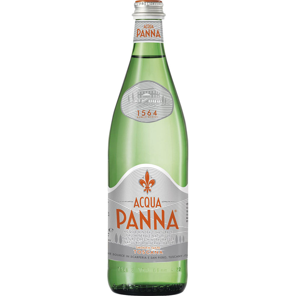 Eine grüne Glasflasche mit Acqua Panna Still 0,75 l (MEHRWEG) mit weißem und orangefarbenem Etikett.