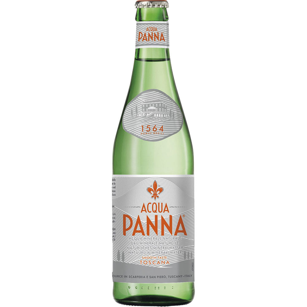 Eine grüne Glasflasche mit stillem Wasser der Marke Acqua Panna (Aqua Panna Still 20x 0,5 Liter MEHRWEG) ist mit einem silbernen und orangefarbenen Etikett versehen.