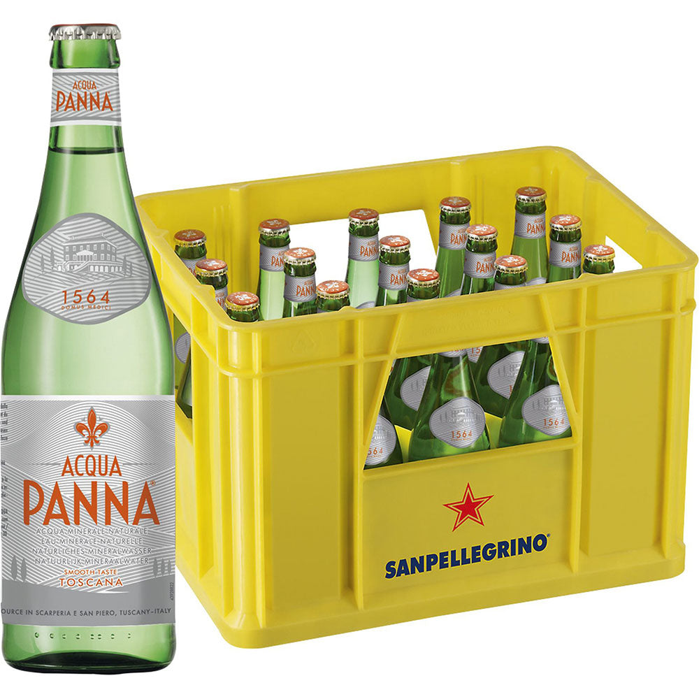 Eine gelbe Kiste mit der Aufschrift Sanpellegrino enthält Acqua Panna Still 20x 0,5L (Mehrweg) Glasflaschen, eine Acqua Panna Flasche steht davor.