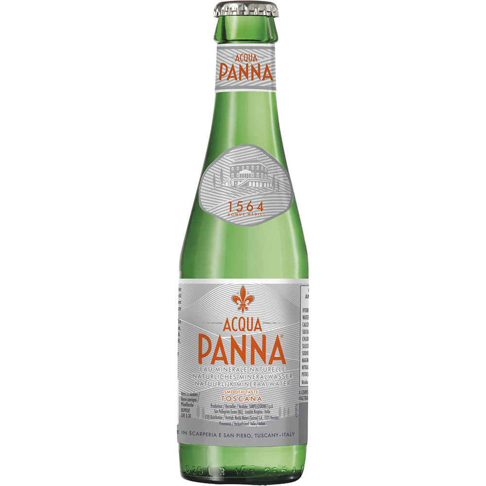 Eine grüne Glasflasche mit Acqua Panna Still 0,25 l (MEHRWEG), mit silbernem Etikett und orangefarbenen Akzenten.