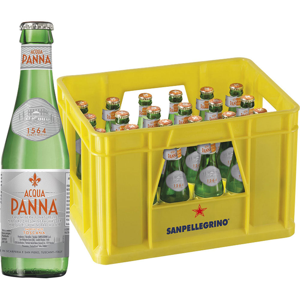 Eine Flasche Acqua Panna neben einer gelben Kiste mit weiteren Flaschen Aqua Panna Still 24x 0,25 Liter (MEHRWEG).