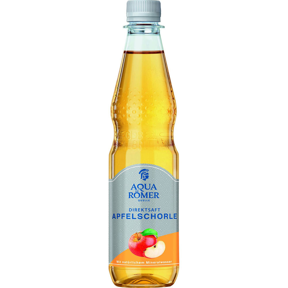 Aqua Römer Apfelschorle PET 12x0,5L (MEHRWEG) Flasche mit Apfelmotiv und silbernem Etikett, kombiniert erfrischendes Mineralwasser und Apfel-Direktsaft. Marke: Aqua Römer. Vor weißem Hintergrund.