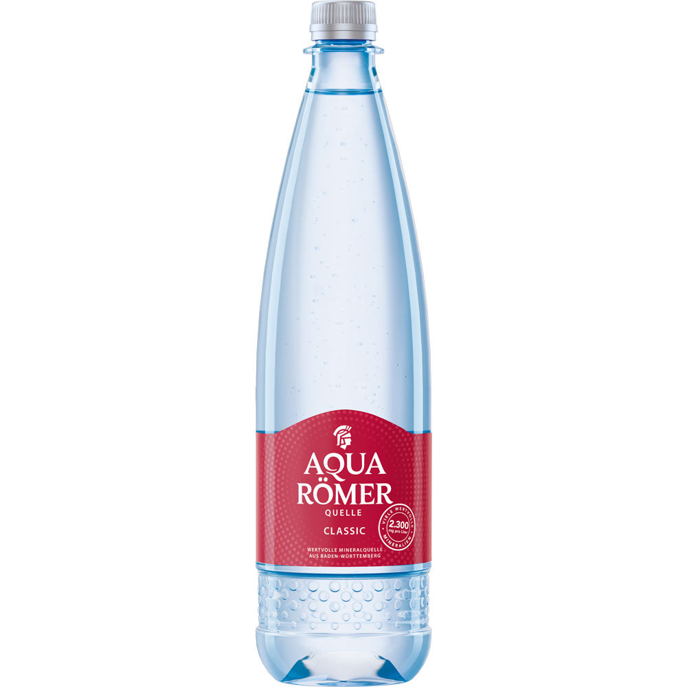 Aqua Römer Classic PET 9x1L (MEHRWEG) hat eine blaue Flasche mit rotem Etikett, silbernen Verschluss, viel Kohlensäure und hohem Calcium-Gehalt.