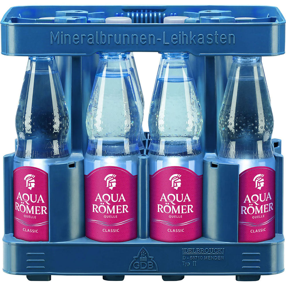 Zwölf Flaschen Aqua Römer Classic PET (je 0,5 l, MEHRWEG) sind in einer blauen Kunststoffkiste mit der Aufschrift Mineralbrunnen-Leihkasten verpackt.