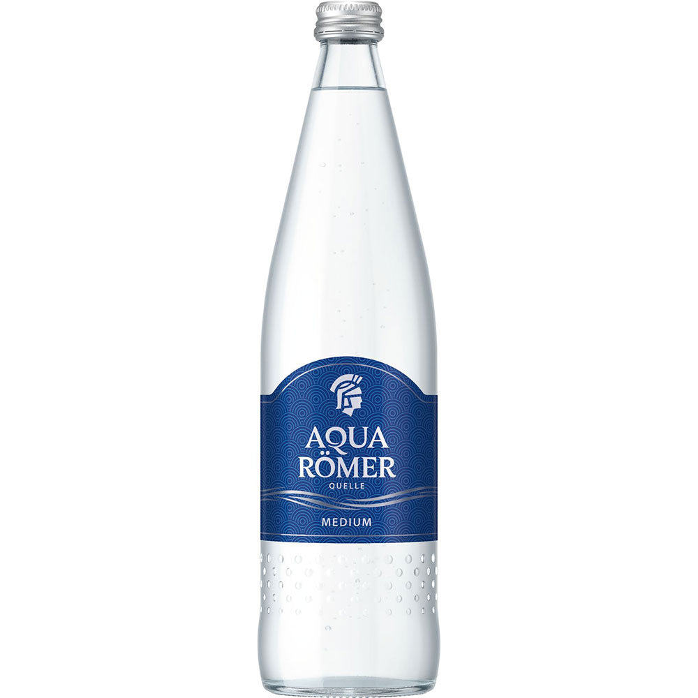 Aqua Römer Medium 12x 0,75 Liter (MEHRWEG) - Mineralwasser in klaren Glasflaschen mit blauem Etikett und silbernem Verschluss, bekannt für wenig Kohlensäure und hohen Calcium-Gehalt.