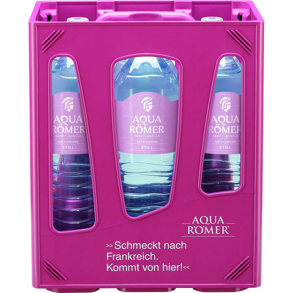 Lila Kiste mit Aqua Römer Sanft PET 6x1,5L (MEHRWEG) Flaschen von Aqua Römer, mit dem deutschen Text: Schmeckt nach Frankreich. Kommt von hier! Das natriumarme Mineralwasser genießen.