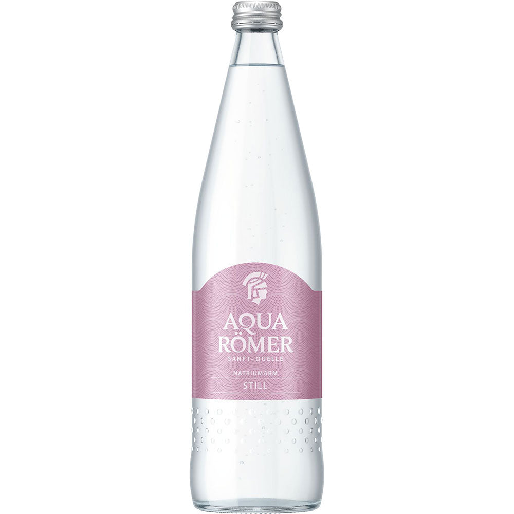 Aqua Römer Sanft & Still 12x 0,75 Liter (MEHRWEG) kommt in einer Klarglasflasche mit rosa Etikett und silbernem Verschluss - Natriumarm für pure Erfrischung von Aqua Römer.