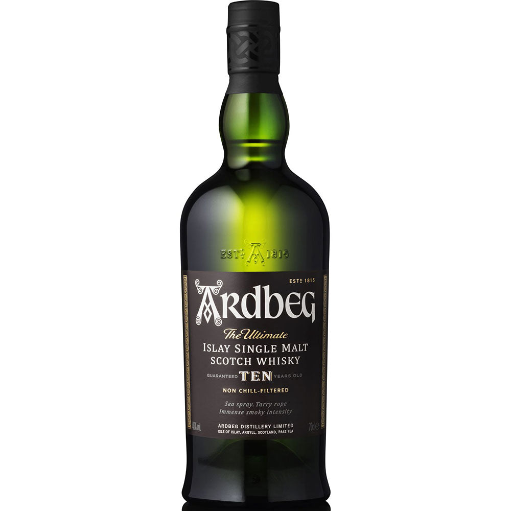 Eine grüne 0,7-Liter-Flasche Ardbeg 10 Jahre Islay Single Malt Scotch Whisky (46%) mit schwarzem Etikett und klassischem Rauchgeschmack, der von Ardbeg-Fans geschätzt wird.