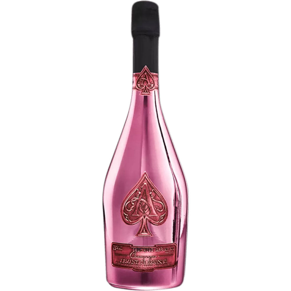 Der Armand de Brignac Brut Rosé Champagner 0,75 Liter präsentiert sich in einer rosafarbenen Metallflasche mit dem ikonischen Spaten-Emblem und schwarzem Folienverschluss - eine unverwechselbare Prestige-Cuvée.